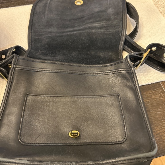 Vintage Coach bag black Front closure Inside zipper and buckle strap - Picture 5 of 7